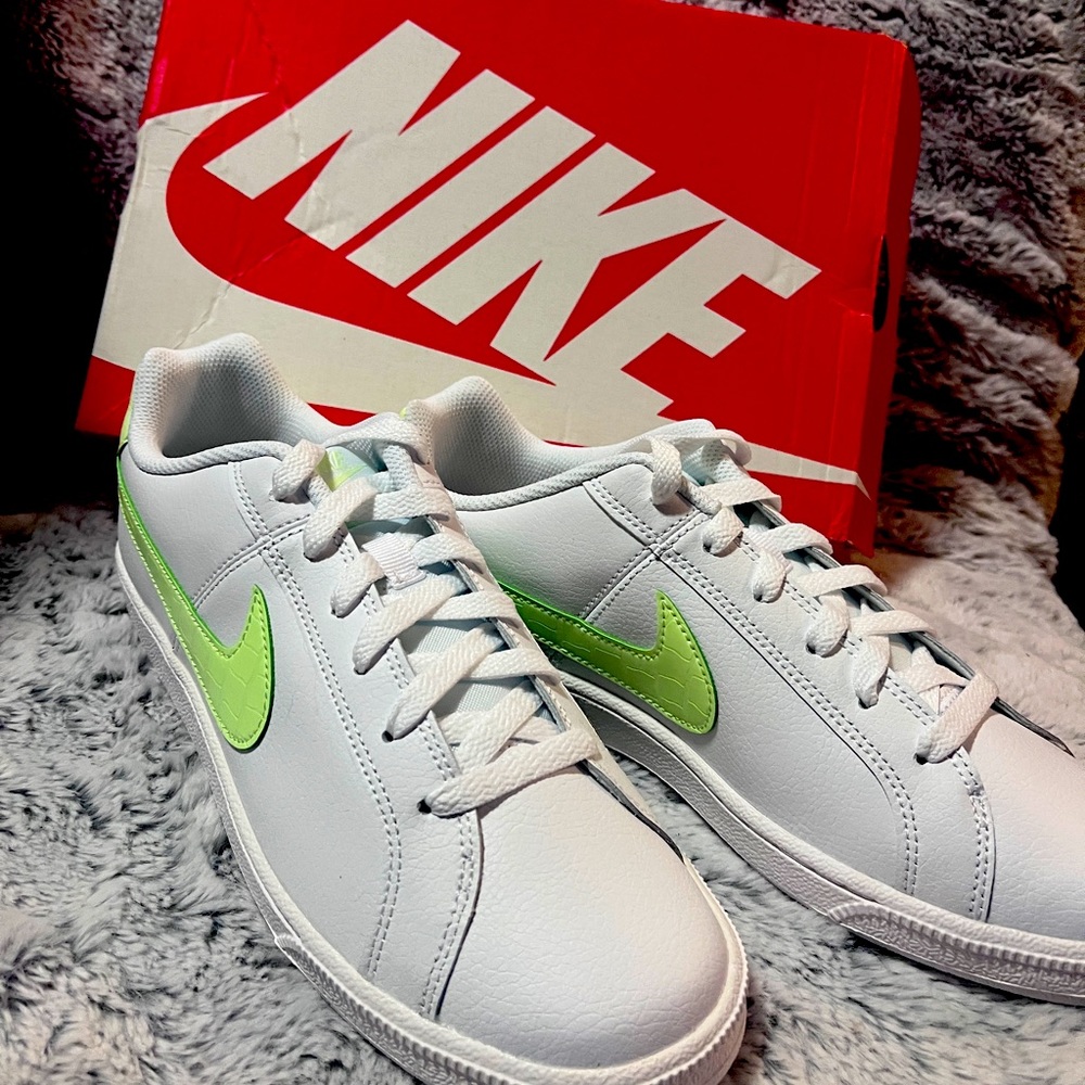 NIB. Nike Court Legacy w 9.5.
